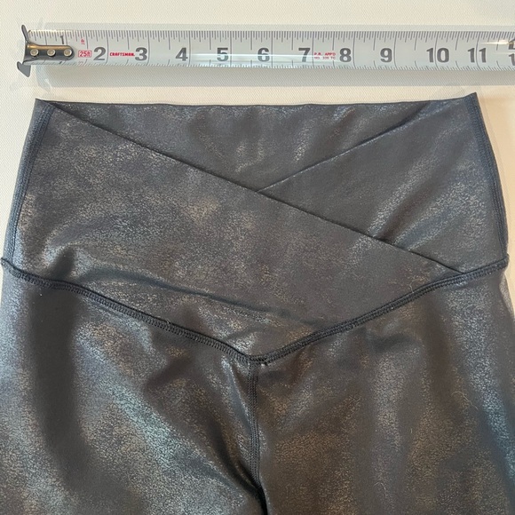 aerie Foil Print Black Shiny Crackle Faux Leather Party Leggings Medium - Picture 8 of 13